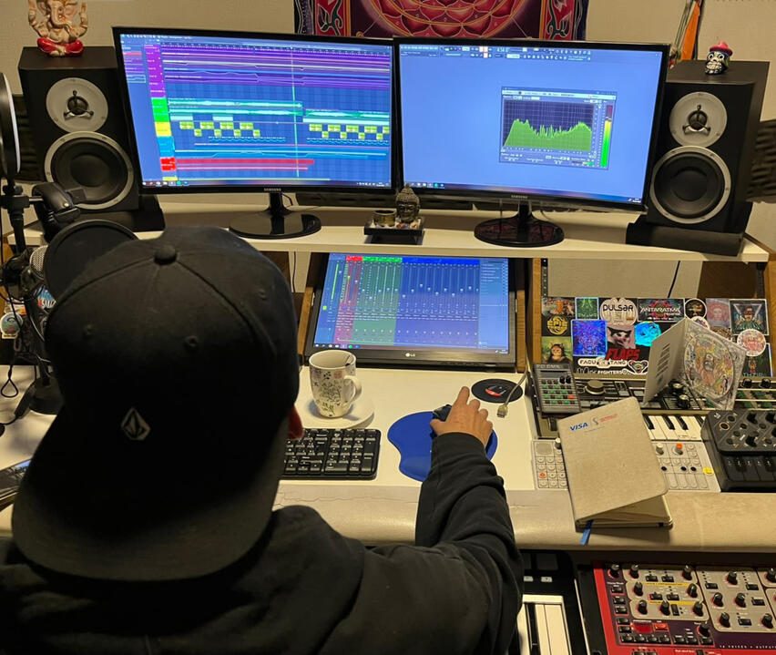 Aprendizaje práctico Trabajamos directamente en tus proyectos musicales, abordando composición, diseño sonoro, arreglos y mezcla, con acompañamiento personalizado durante cada clase.