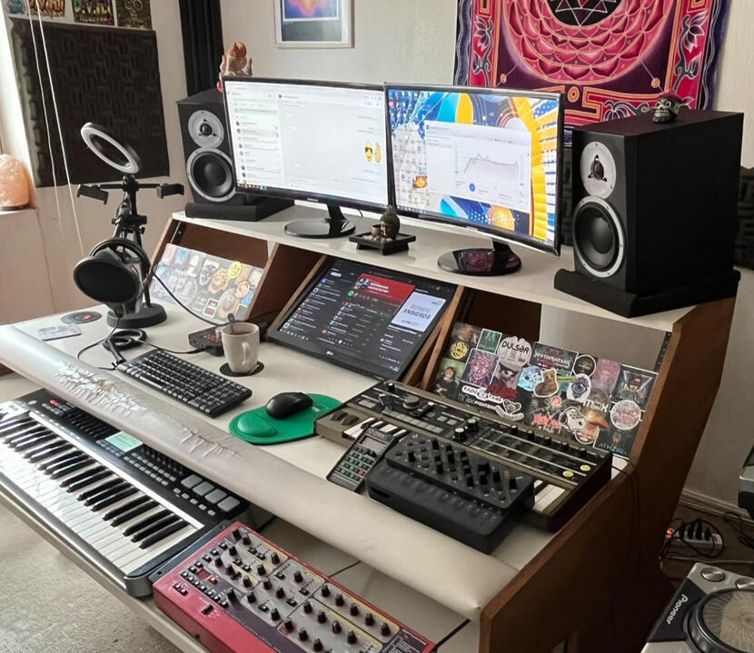 Estudio Pulsar / Uambeats Nuestro estudio en Providencia, Santiago, equipado con sintetizadores, controladores MIDI y monitores profesionales para clases personalizadas de producción musical.