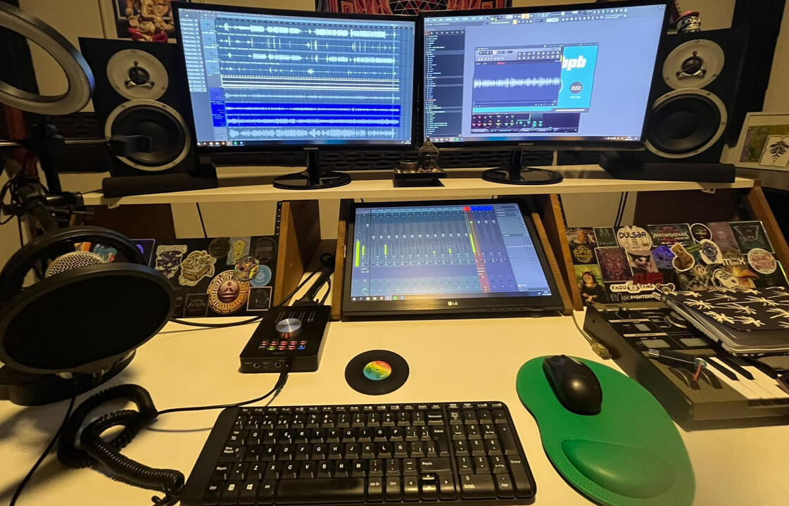 Producción Musical en FL Studio Espacio de trabajo de Pulsar / Uambeats, donde aprenderás producción musical, diseño sonoro, mezcla y mastering mediante clases individuales y proyectos prácticos.